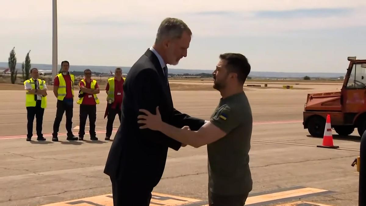 Felipe VI recibe a Zelenski en el aeropuerto de Barajas, en Madrid, este lunes.