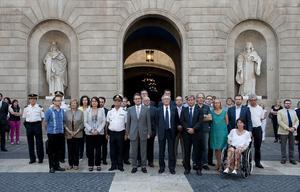 Representants de la Generalitat i de l’Ajuntament, a la plaça de Sant Jaume.