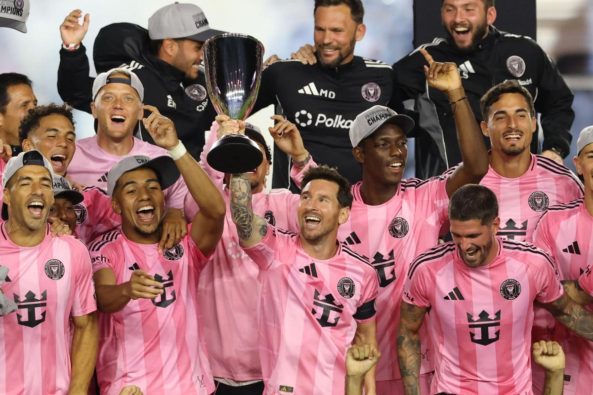 Lionel Messi, de Inter Miami, celebra con el trofeo de la Major League Soccer su triunfo