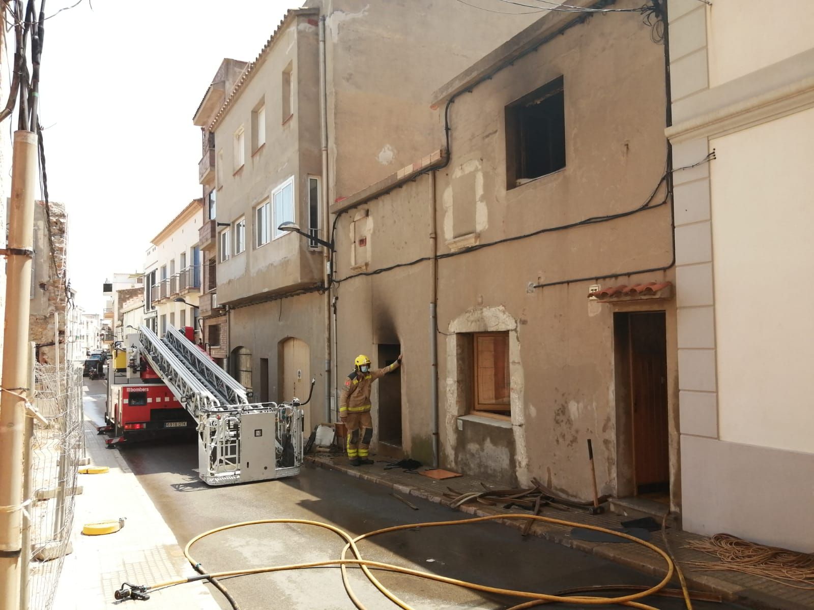 Incendi a un pis de l'Escala