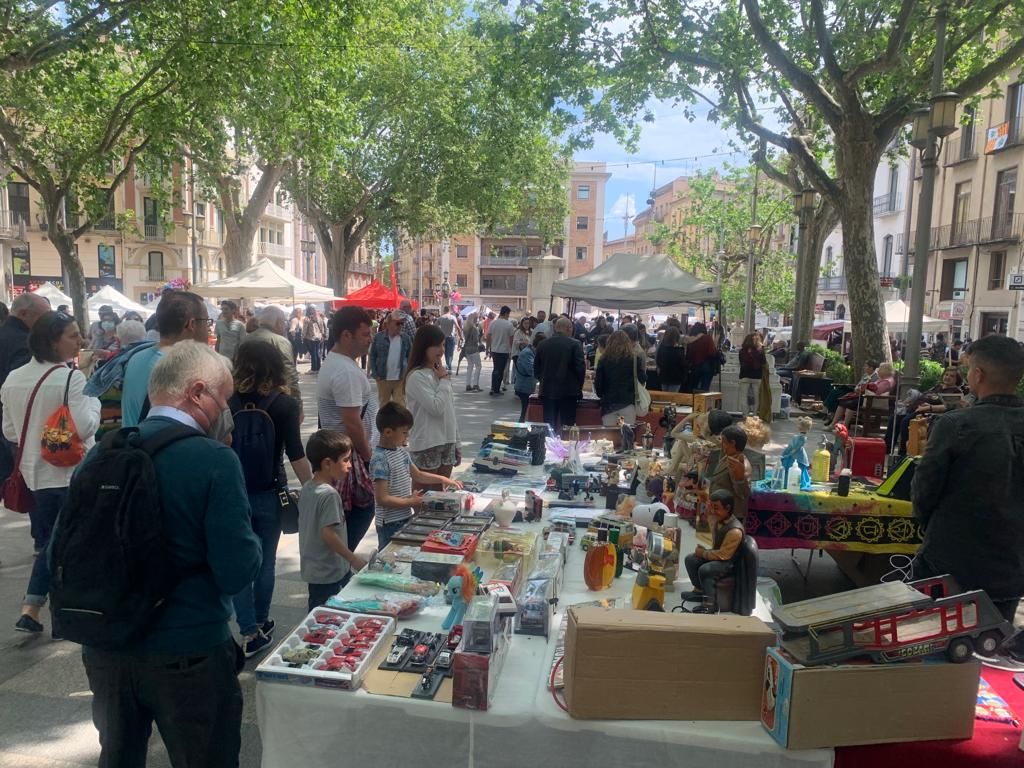 Les Fires de l'1 de maig omplen Figueres