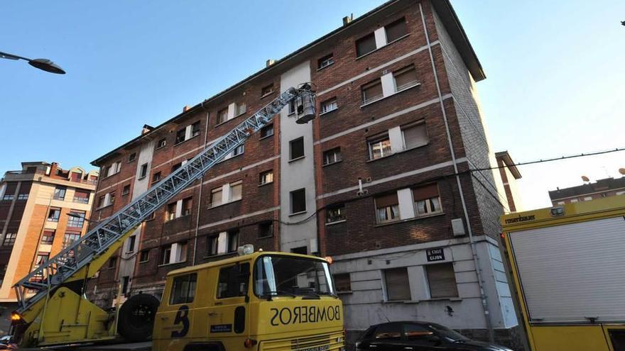 Los bomberos, accediendo a la vivienda con una grúa.