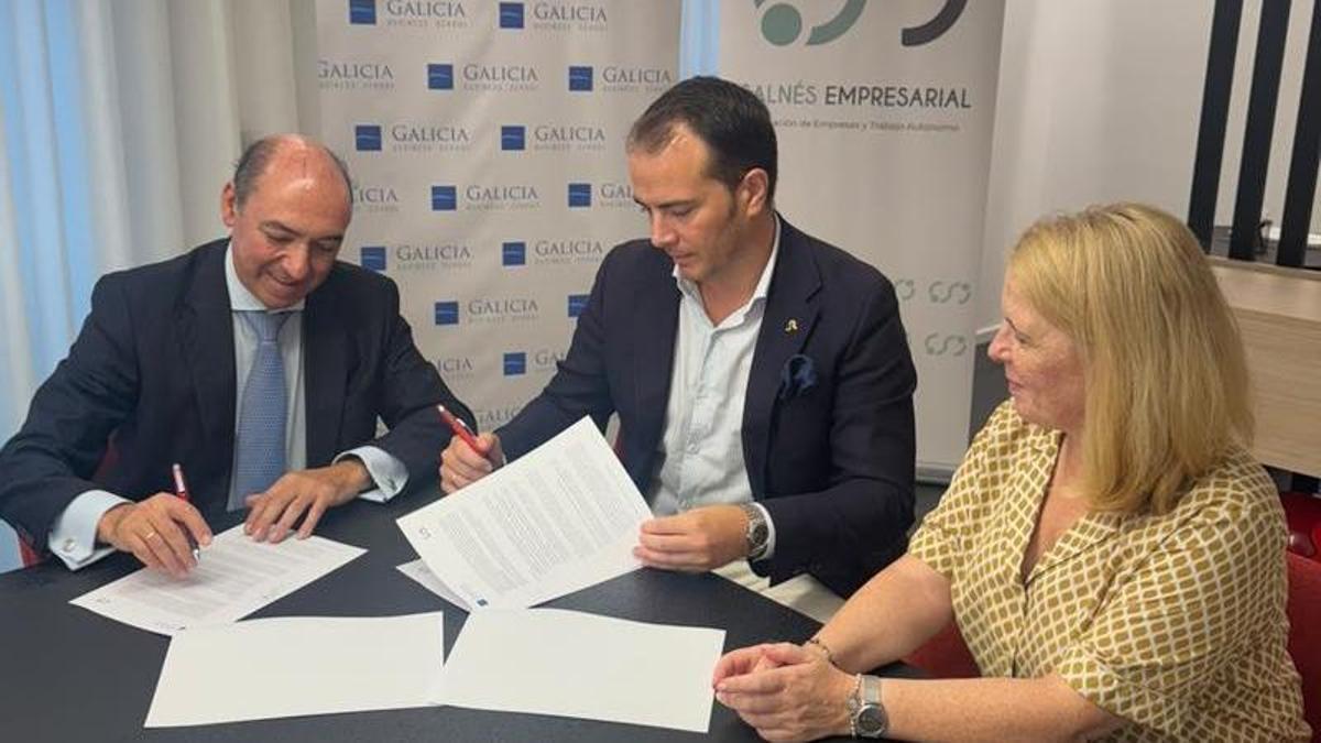 Los responsables de ambas entidades en la firma del convenio.