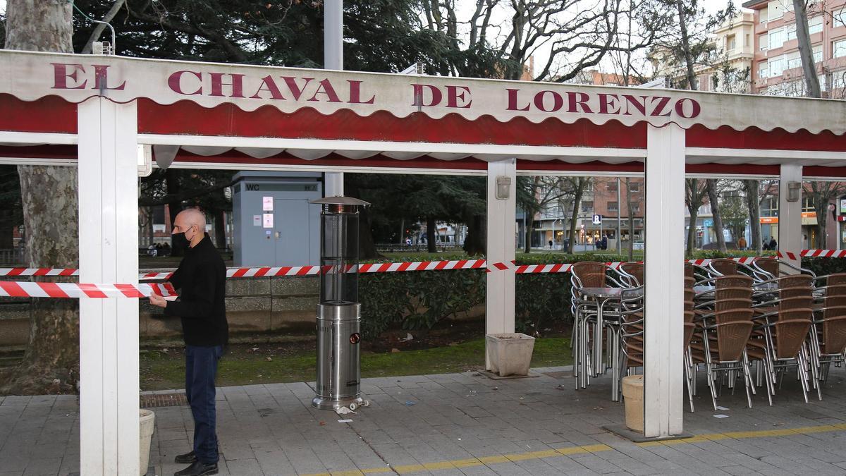 El dueño de un bar cierra su terraza en Palencia.