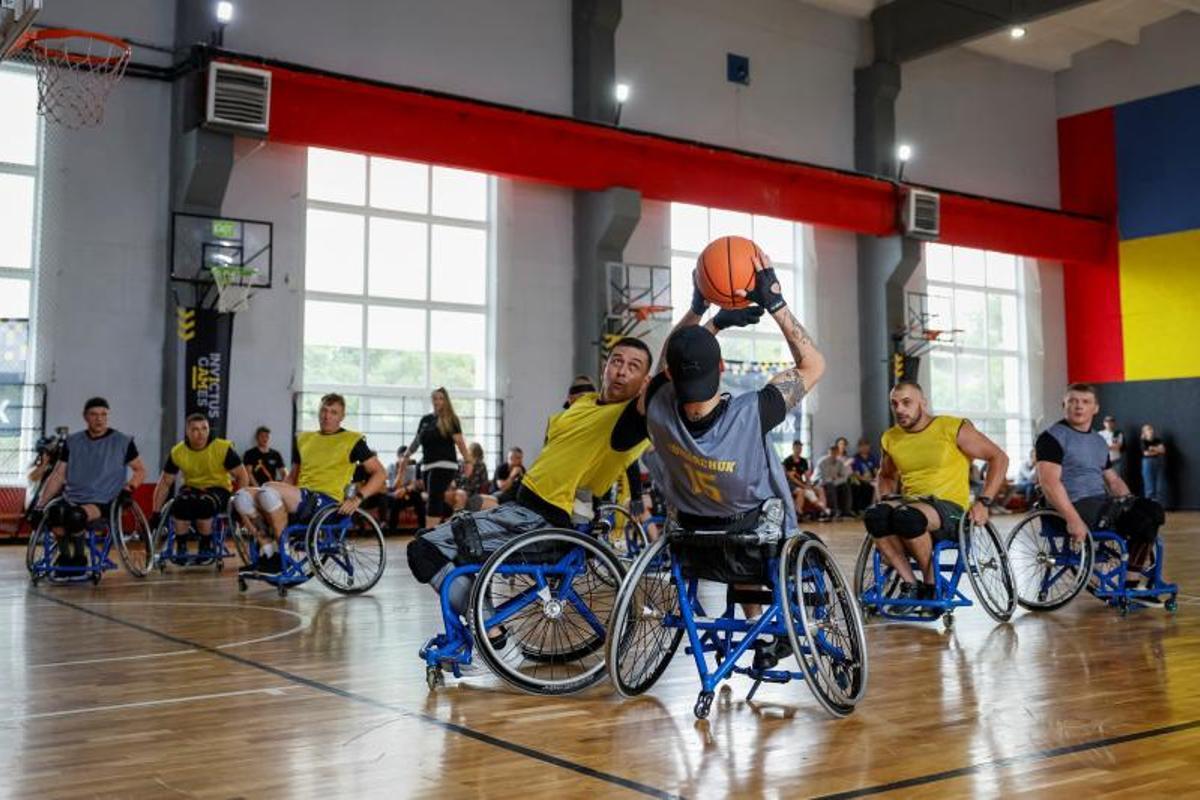 Ex-soldados ucranianos heridos, se recuperan jugando a baloncesto en silla de ruedas