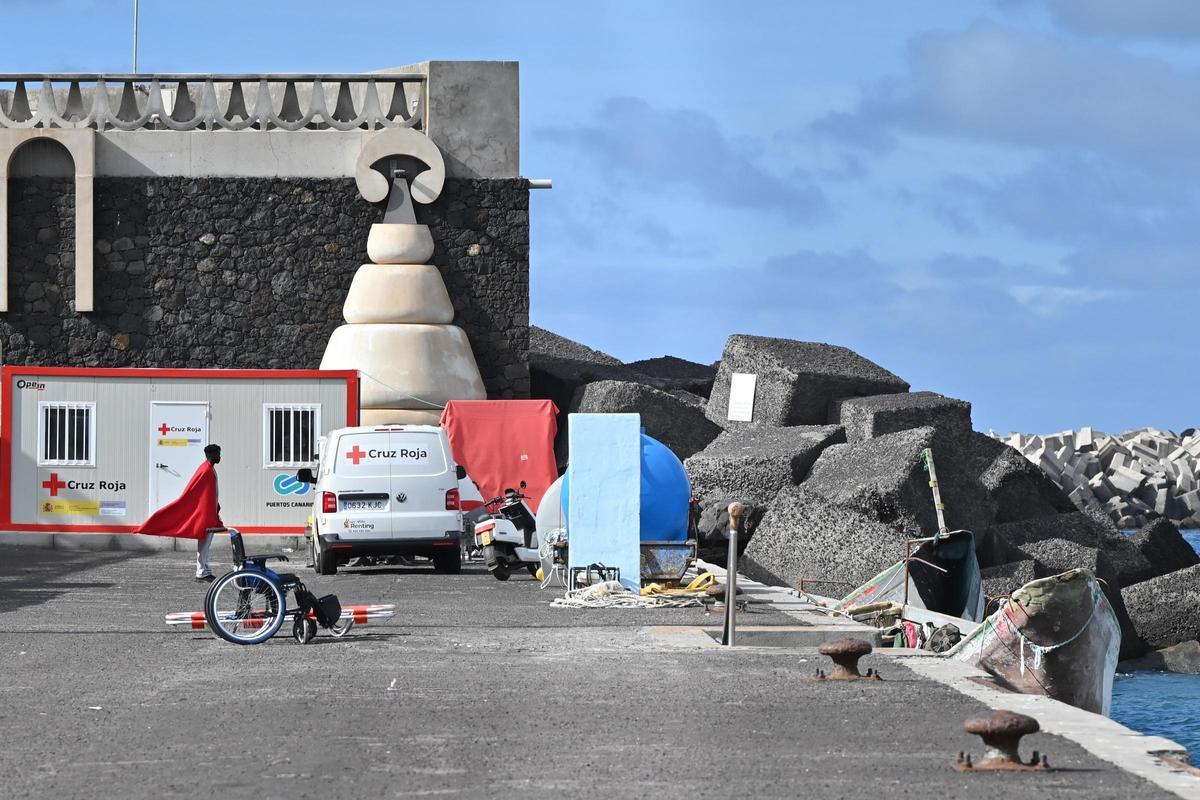 Trasladan a El Hierro a los ocupantes de un cayuco