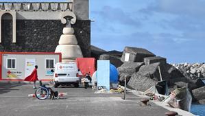 Trasladan a El Hierro a los ocupantes de un cayuco