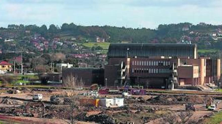 Obras en la parcela que ocupará la «Semana negra» en las inmediaciones del campus gijonés.