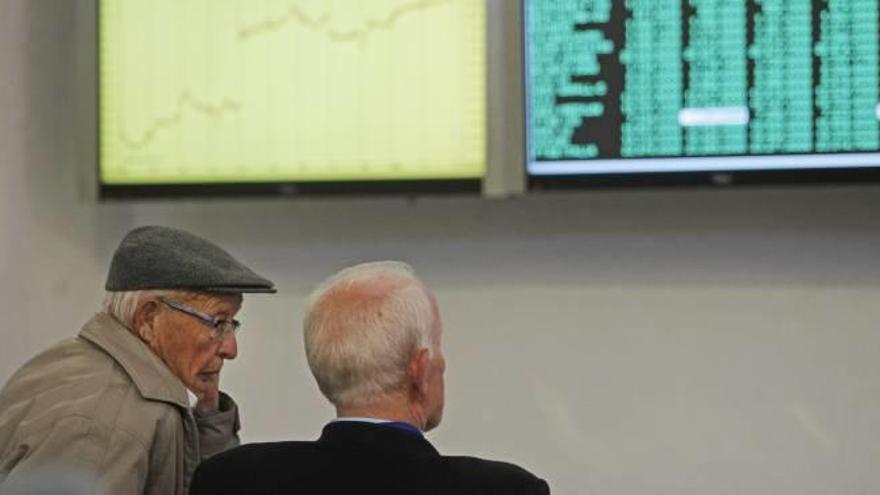 Dos ancianos, en la Bolsa de València.