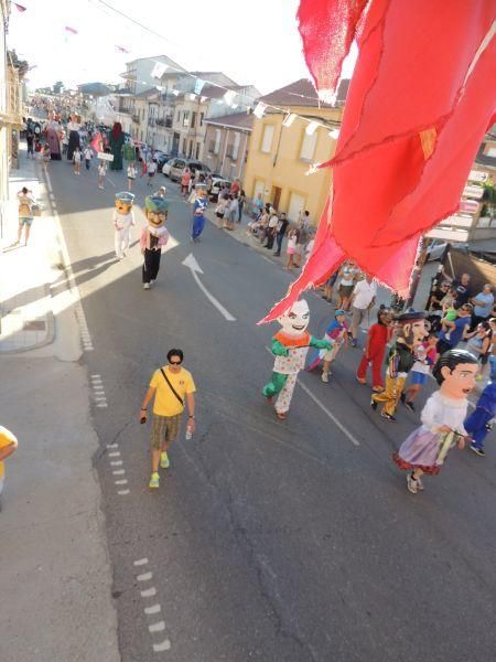 Gigantes y cabezudos en Camarzana de Tera