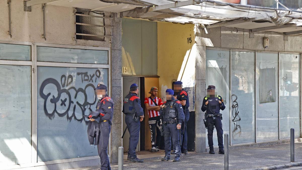 Tècnics de l’Ajuntament de Girona revisen l’estat del bloc ocupat de la ronda Ferran Puig amb suport de la policia