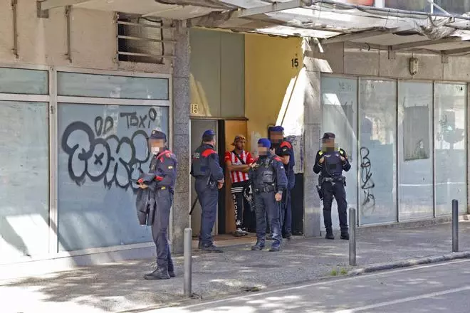 Tècnics de l’Ajuntament de Girona revisen l’estat del bloc ocupat de la ronda Ferran Puig amb suport de la policia