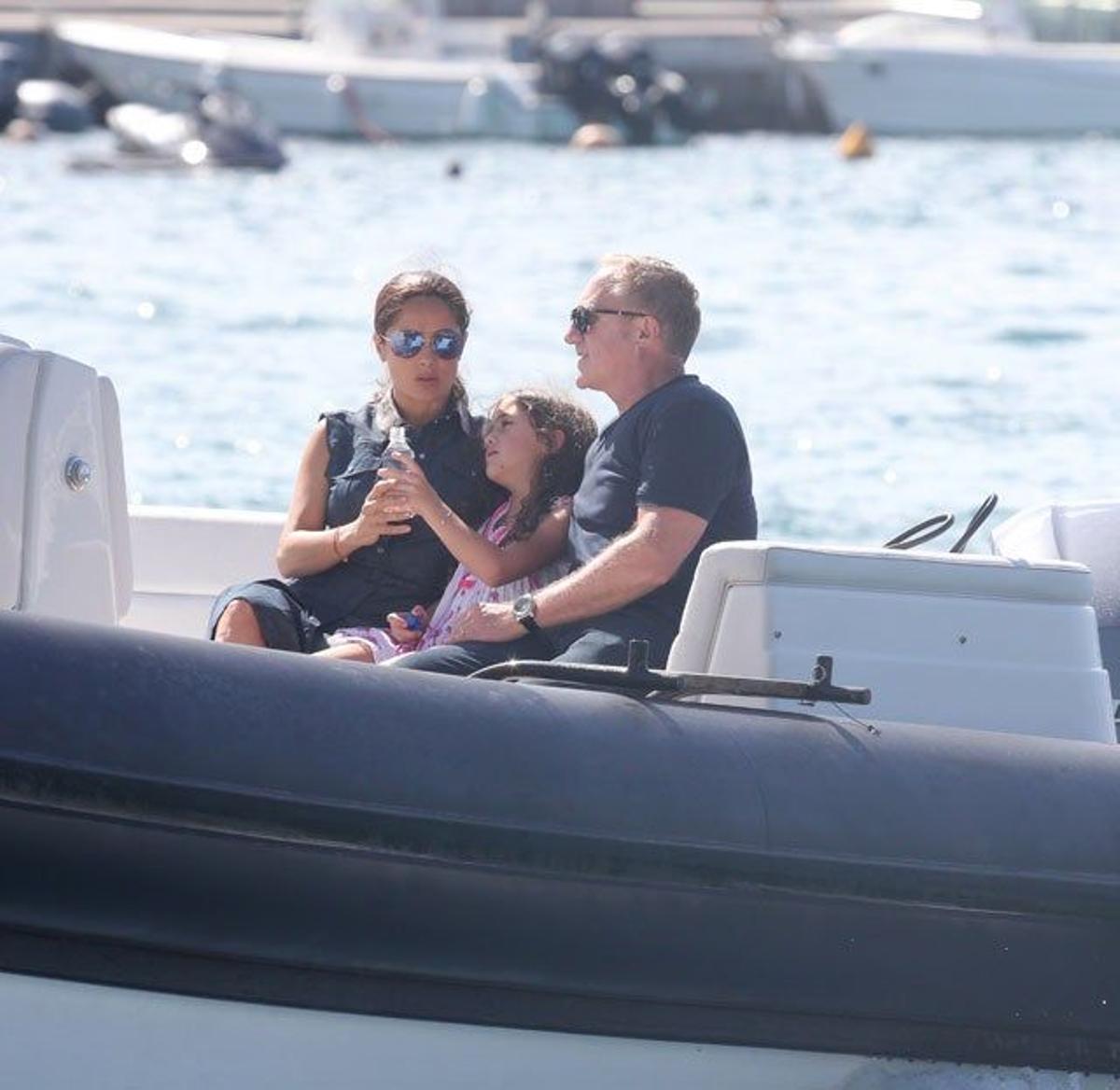 Salma Hayek y su familia disfrutando de vacaciones en barco