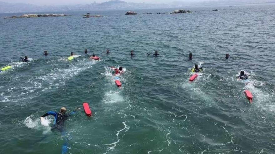 Curso de socorrismo que Aspom imparte en la playa de Rodeira. // FdV