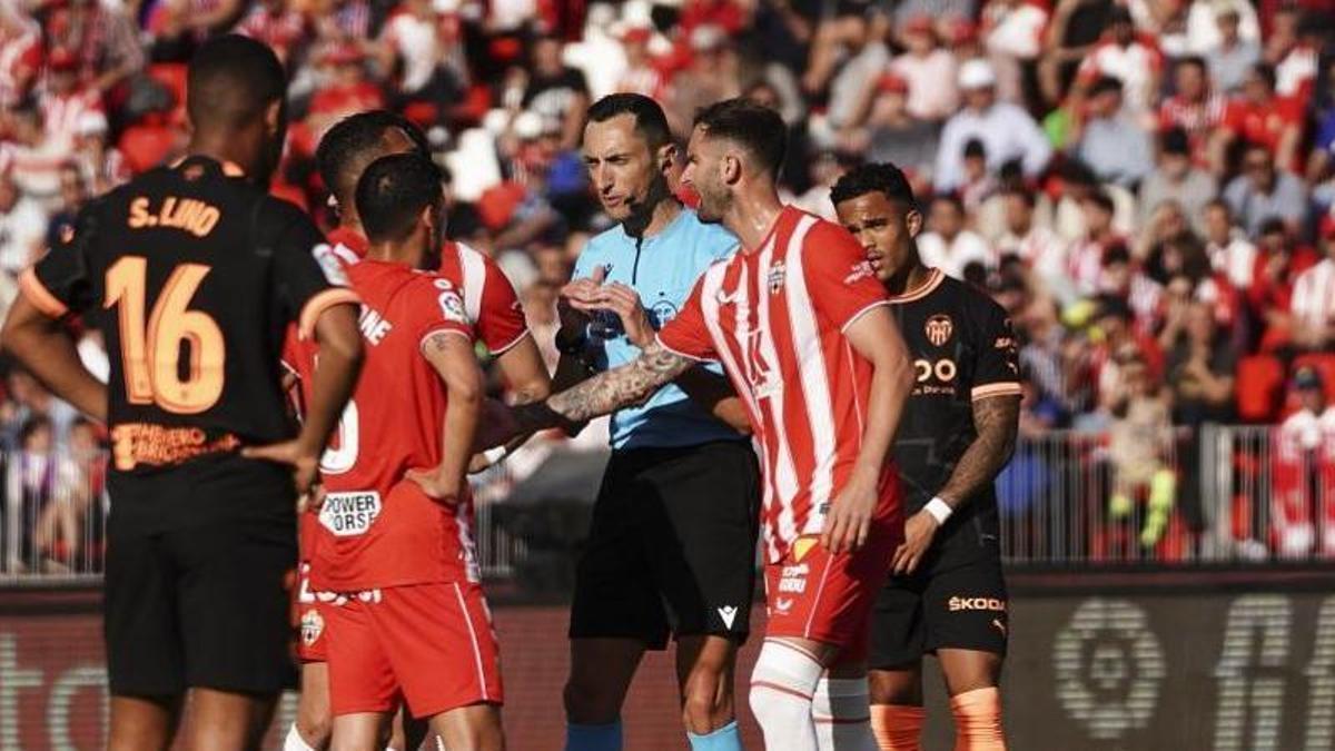 Kluivert mira atentamente las protestas de los jugadores del Almería al árbitro del partido