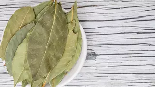 Una hoja de laurel en la billetera: el truco que cada vez copia más gente