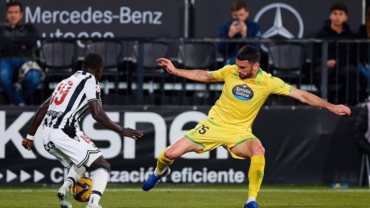 Pablo Vázquez trata de robarle el balón a Mabil.