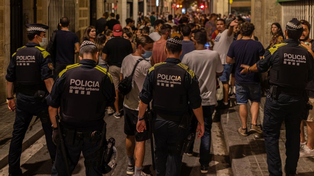 La Guardia Urbana de Barcelona desaloja a cientos de personas durante la madrugada en las Fiestas de Gràcia