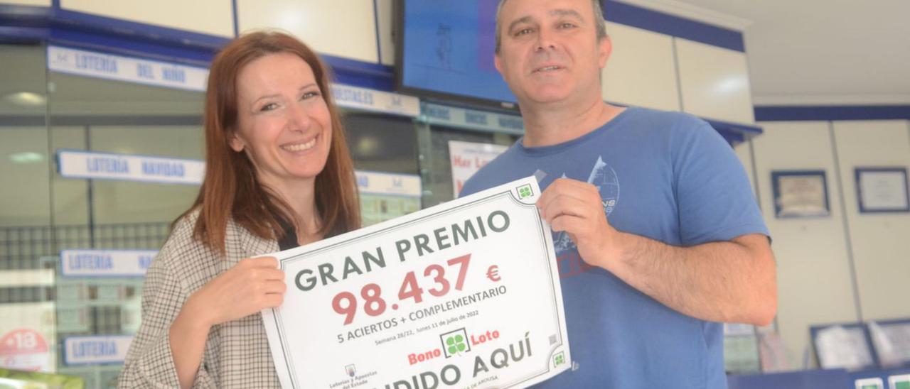 Cristina Allo y Manuel Núñez, gerentes de la administración, con el cartel de la cantidad del premio. |  // N.P.