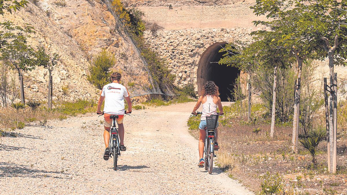 Senderismo, mountain bike y fútbol son algunos de los deportes que pueden practicarse durante unas vacaciones en la zona.