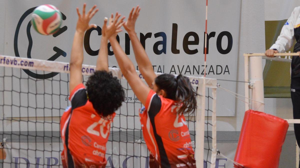 Bloqueo de las chicas del Xàtiva Voleibol.