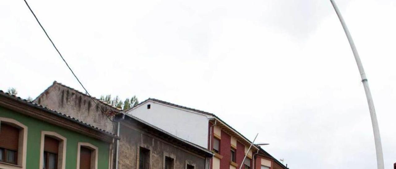 La calle Sánchez Cabricano de La Felguera, en la que pretende intervenir el Ayuntamiento de Langreo.