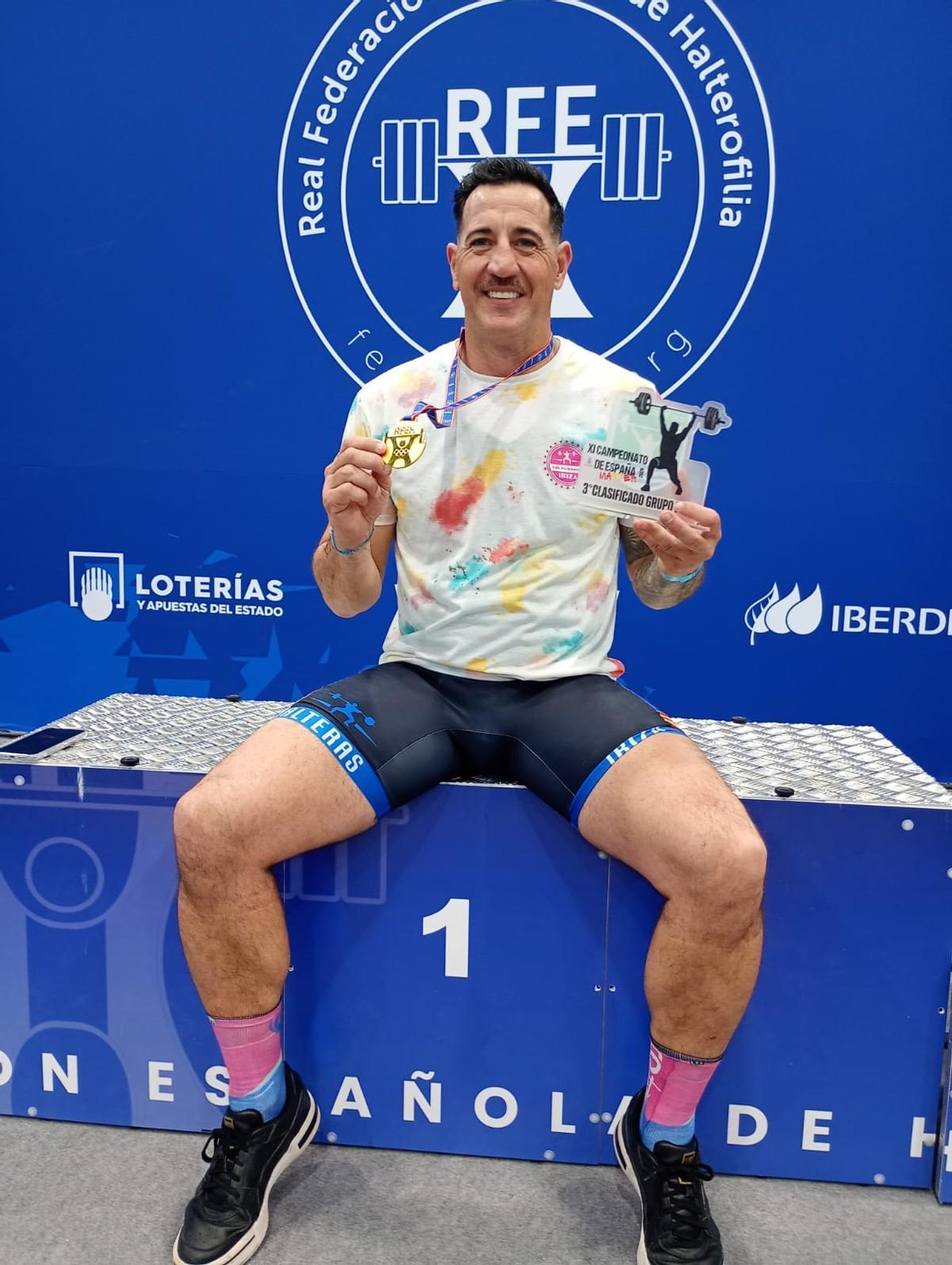 Pep Torres posa con la medalla de oro en el Campeonato de España Máster