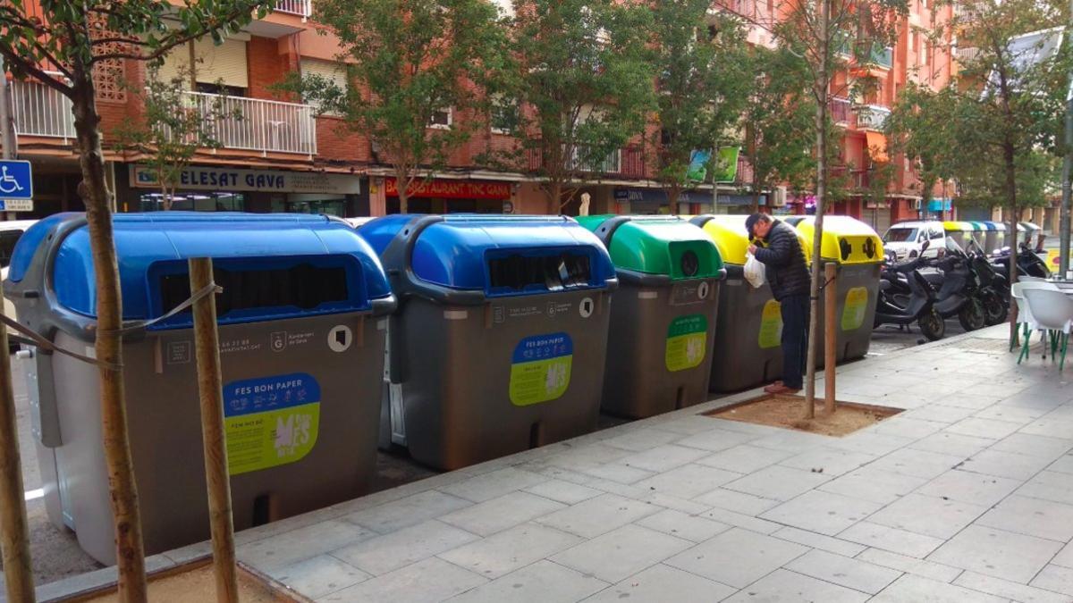 Contenedores nuevos en la calle de Sant Pere de Gavà