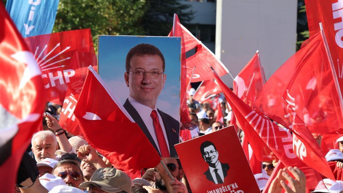 Decenas de miles de personas protestan en Estambul por el primer aniversario de la detención de Imamoglu, el gran rival de Erdogan