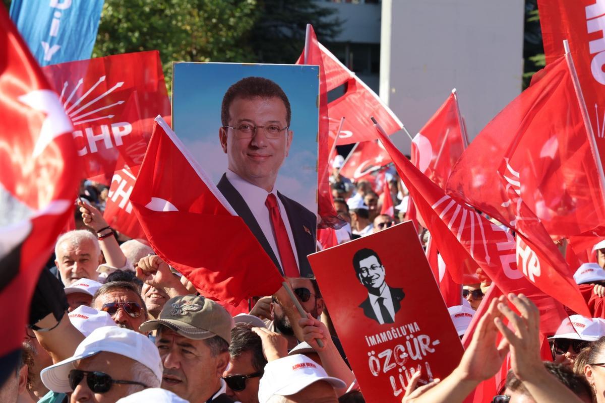 Imagen de archivo de una protesta en Turquía por el encarcelamiento de Ekrem Imamoglu, exalcalde de Estambul.