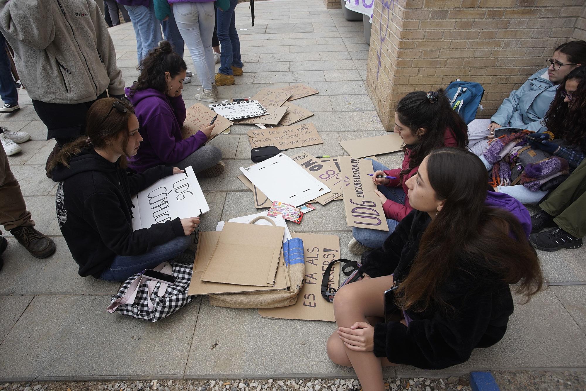 Els piquets per la vaga feminista bloquegen l'entrada al Campus del Barri Vell de la UdG