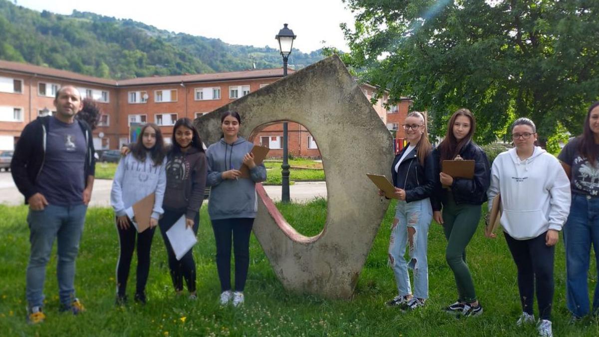 Ripoll muestra su obra a alumnos del IES de Sotrondio  |  LNE