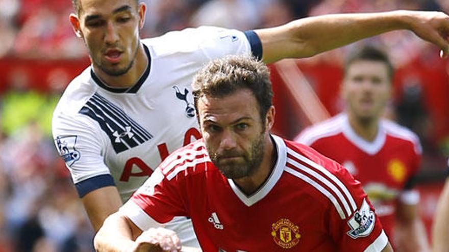 Mata conduce el balón durante el partido.