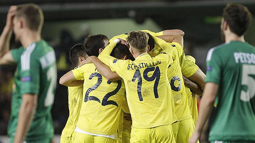 Los jugadores del Villarreal celebran el gol de Bruno Soriano.