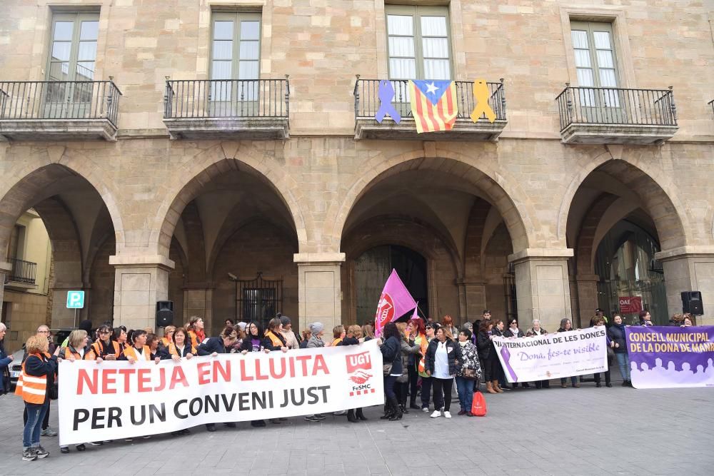 Commemoració del Dia de la Dona a la plaça Major de Manresa