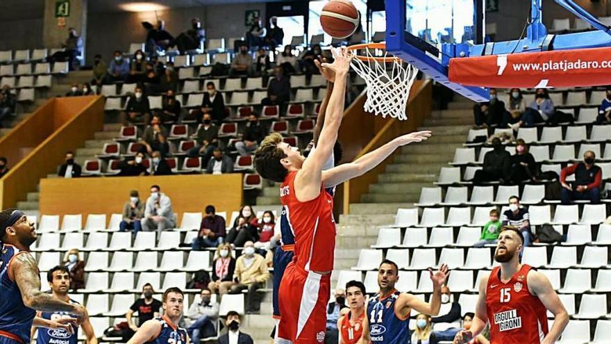 Pep Busquets a punt de fer cistella diumenge a Fontajau contra el Tizona (93-73).