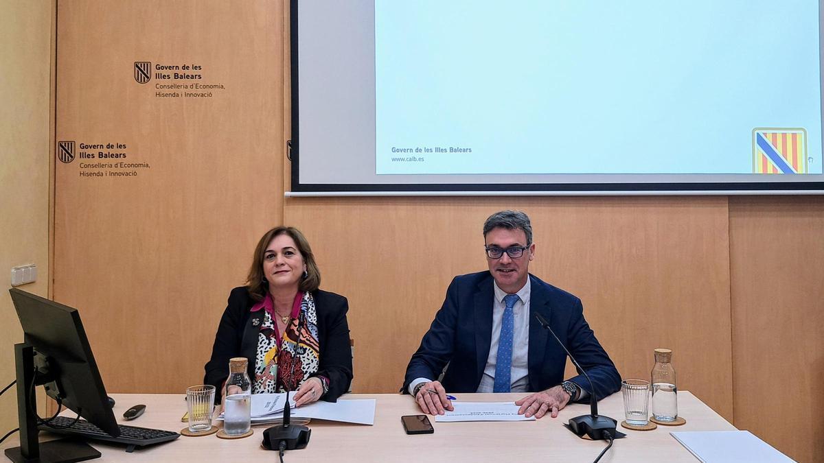 La directora general del Tesoro, Política Financiera y Patrimonio, Susana Pérez, y el vicepresidente primero y conseller de Economía, Hacienda e Innovación, Antoni Costa.