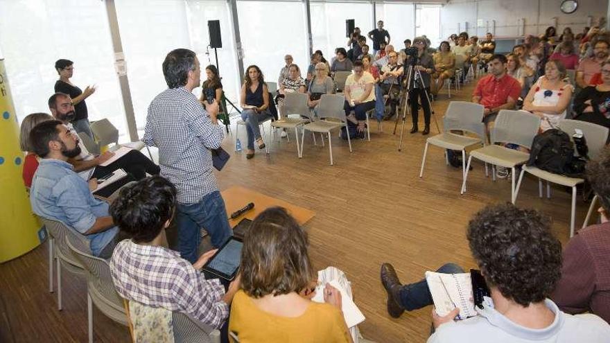 El Gobierno local, ayer, en el centro cívico de Os Mallos, durante el &#039;Dillo Ti&#039;.