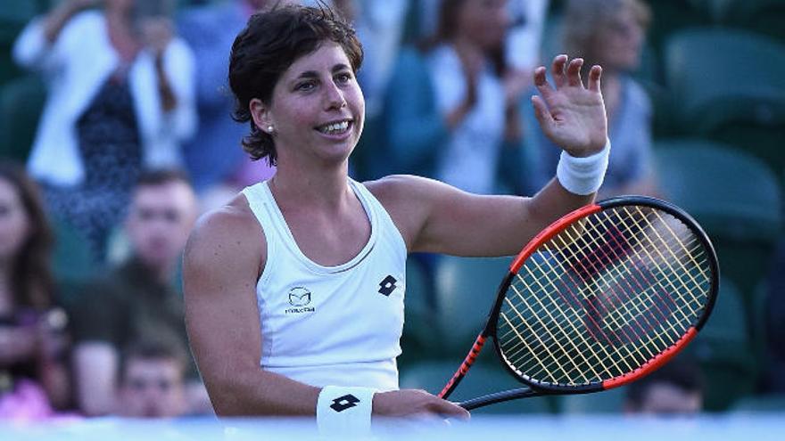 Carla Suárez celebra su victoria de este lunes frente a Bouchard en Wimbledon.