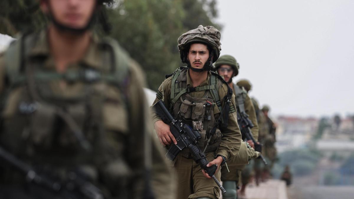 Soldados israelíes patrullan por las calles de Sderot, este miércoles.