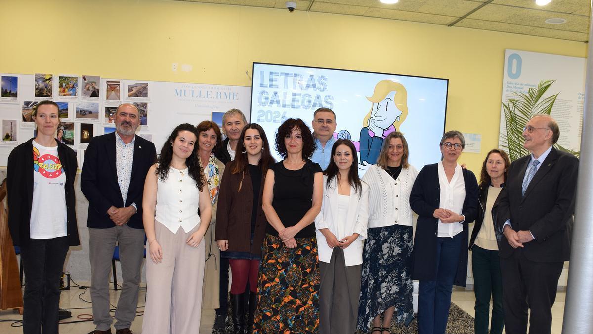 Foto de familia de los premios junto al todavía rector de la UVigo,  Manuel Reigosa