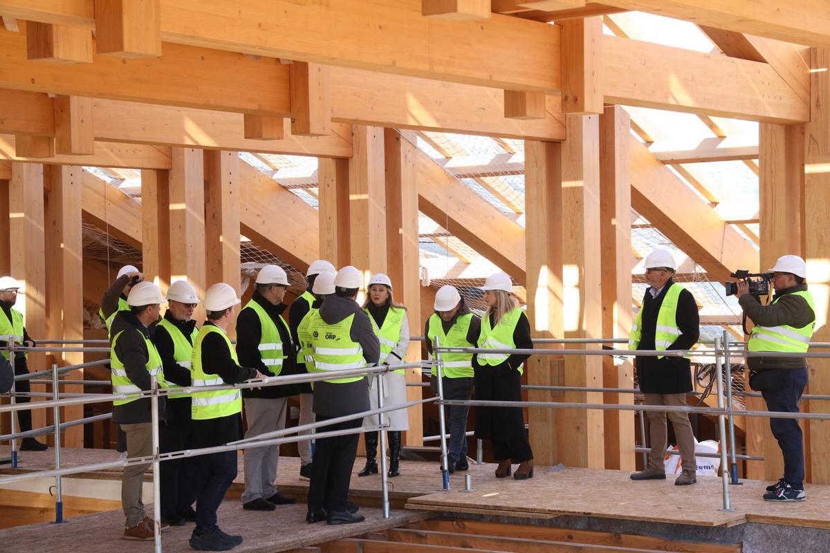 La consejera de Economía de la Junta de Andalucía, Carolina España, y la consejera de Cultura y Deporte, Patricia del Pozo, han visitado esta mañana las obras de la cubierta de la Catedral de Málaga, junto al obispo de Málaga, Monseñor José Antonio Satué.