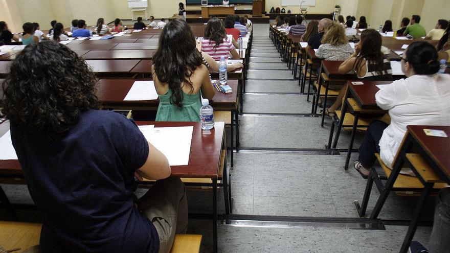 Imagen de de archivo de un examen de oposiciones de Málaga.