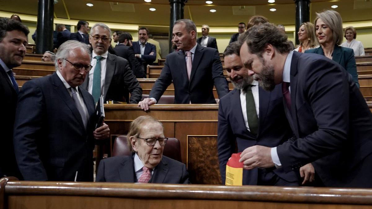 Ramón Tamames, sentado en el escaño del Congreso.