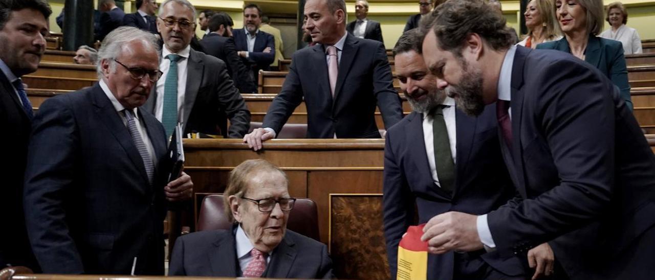 Ramón Tamames, sentado en el escaño del Congreso.