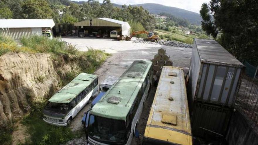 Las instalaciones están cerradas pero todavía hay vehículos almacenados en el interior.  // José Lores