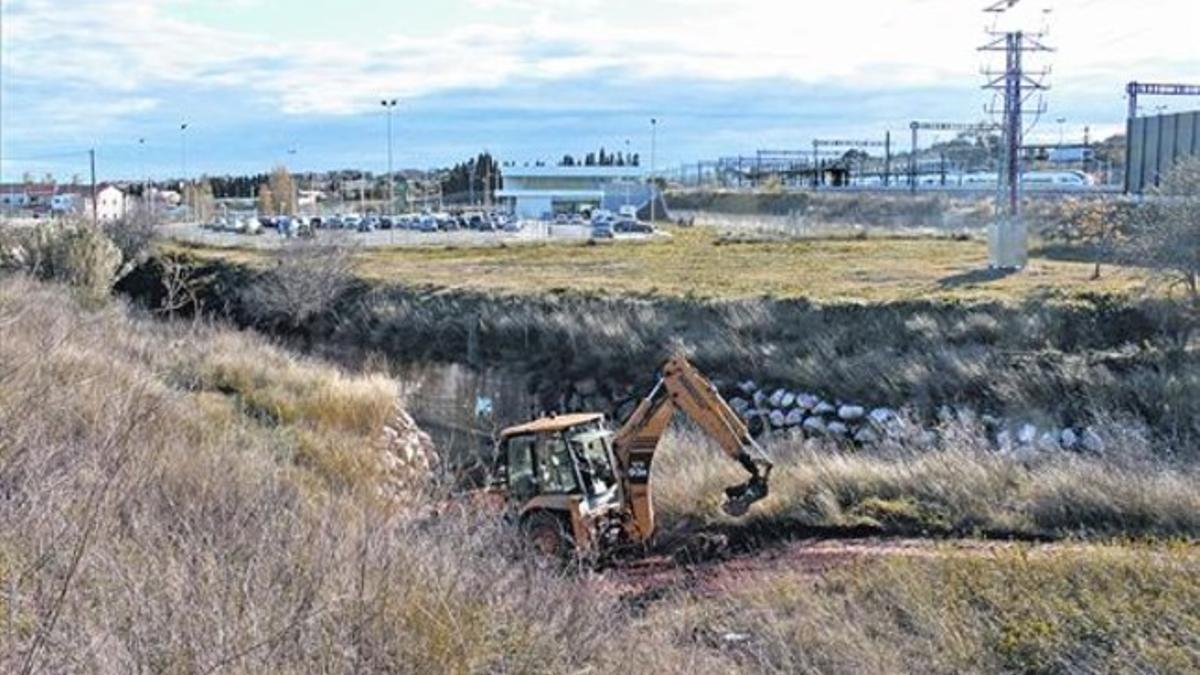 La riera de Galligans a su paso por la estación del AVE de Figueres.