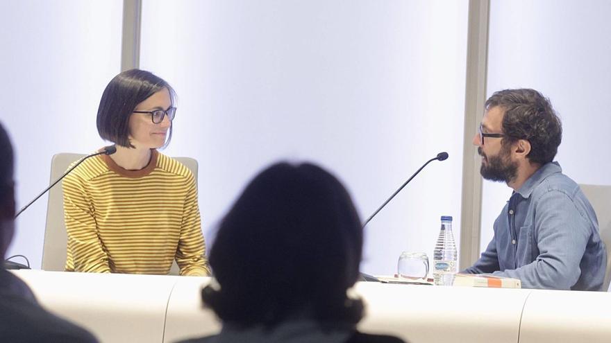 Inés Martín Rodrigo y Francisco Bescós, ayer, en el Club LA NUEVA ESPAÑA. | IRMA COLLÍN