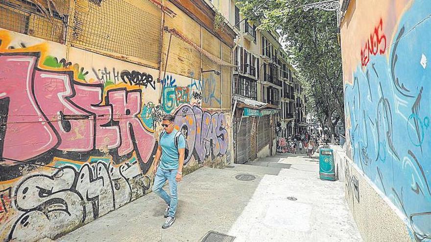 Borrarán las pintadas de las callejuelas que comunican Canamunt y Canavall