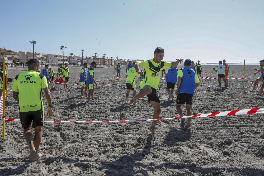 El equipo ha llevado a cabo una distendida sesión de trabajo a la orilla del mar con la única ausencia de Manuel Sánchez